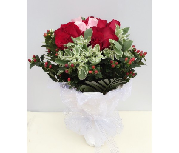 F86 24 RED & PINK ROSES BOUQUET WITH WHITE RIBBON AND ROUND WRAPS